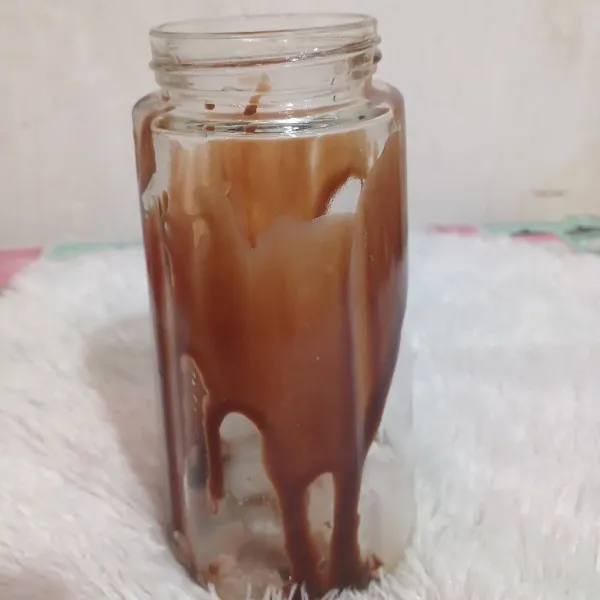 Siapkan gelas atau botol saji. Tuang krimer kental manis cokelat.