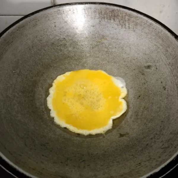 Kocok telur satu per satu lalu dadar satu per satu.