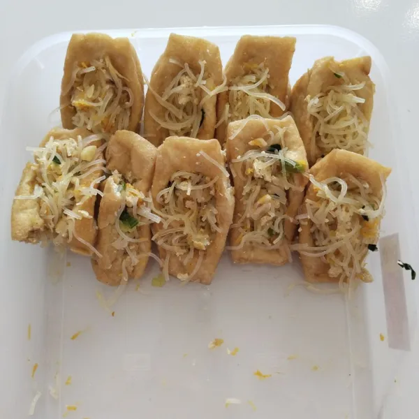 Ambil secukupnya mie dan masukkan ke dalam tahu, lakukan pada semua potong tahu hingga habis.