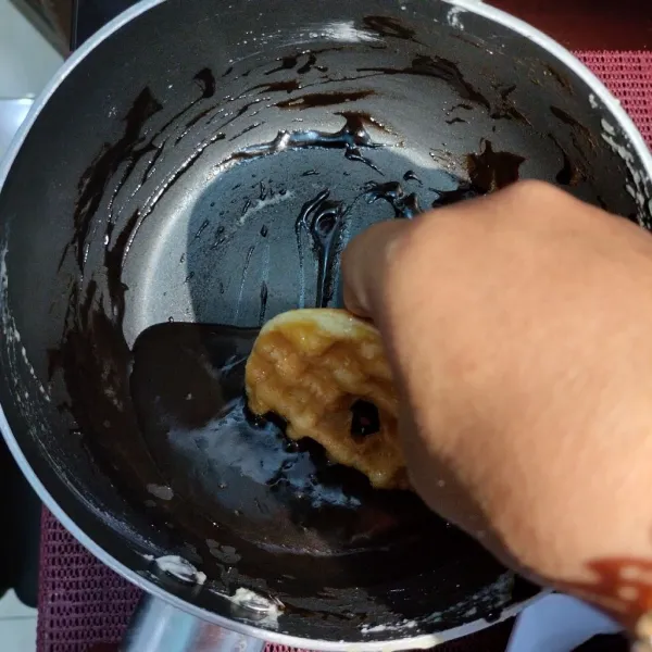 Kemudian celupkan ke dalam coklat yang dilelehkan.