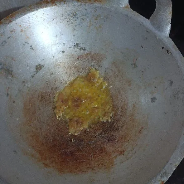 Gongso bawang putih dan bawang merah halus dengan minyak Samin.