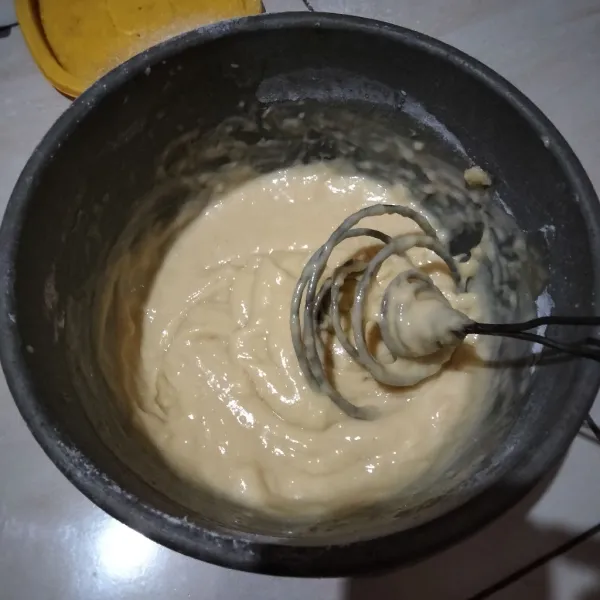 Masukkan tepung terigu dan susu bubuk yang telah diayak, lalu tuang bahan biang. Aduk hingga tercampur rata.