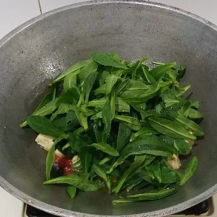 Terakhir masukkan daun ginseng, aduk rata dan masak sebentar saja lalu koreksi rasa. Angkat dan siap dihidangkan.