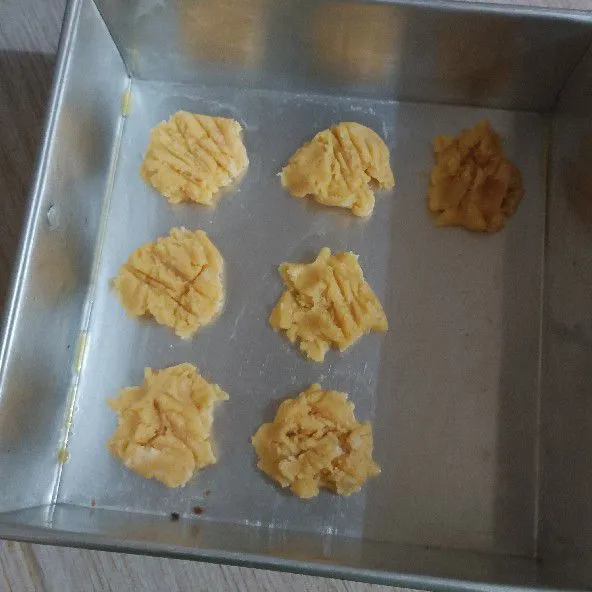 Cetak bulat asal dalam loyang yang dioles margarin tipis. Panggang dalam langseng atau oven sampai matang.