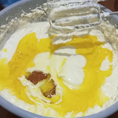 Masukan margarin leleh mix sebentar saja.