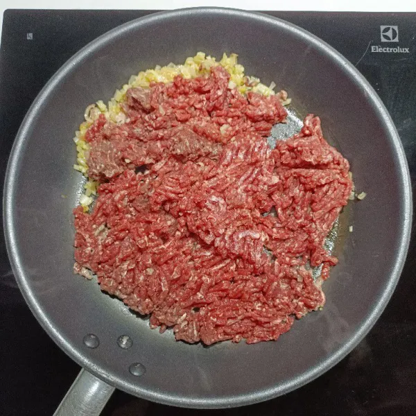 Masukkan daging giling, masak hingga daging berubah warna.