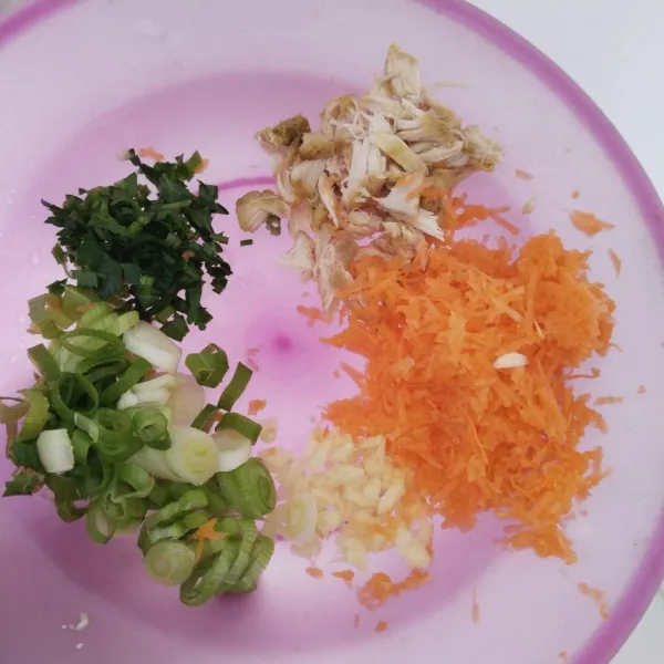 Iris daun bawang, bawang putih, seledri dan wortel, untuk ayam disuir saja.