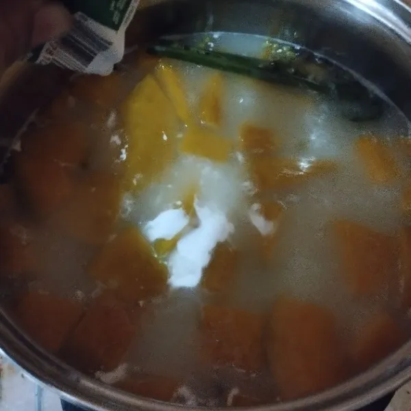 Koreksi rasa. Apabila sudah empuk labu kuningnya. Matikan api kompor.