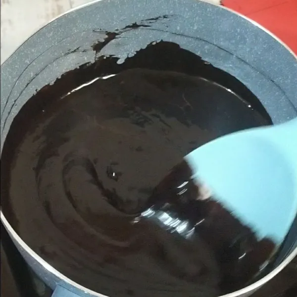 Panaskan dengan api kecil sambil diaduk-aduk hingga hampir meleleh semua lalu matikan api.