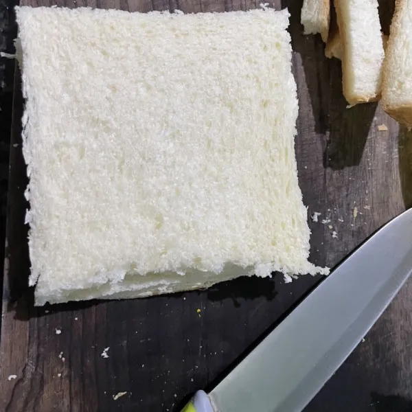 Buang pinggirian roti tawar.