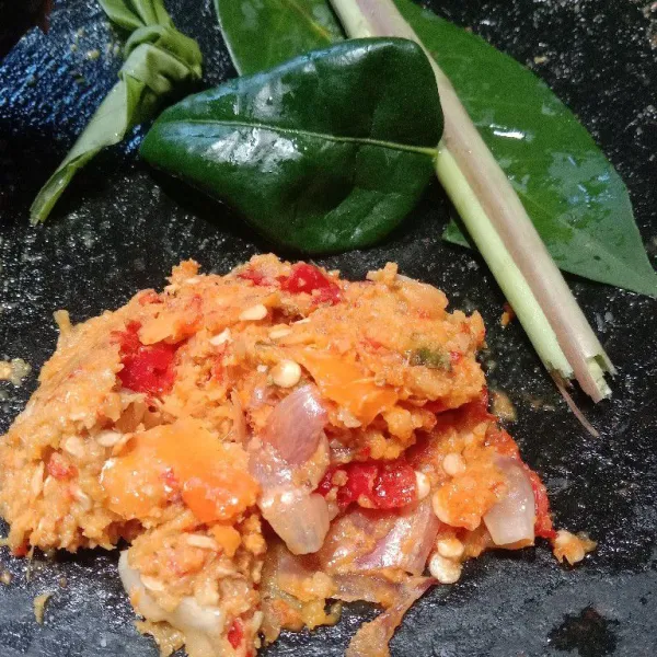 Haluskan bawang merah, bawang putih, lengkuas, kunyit, jahe, cabe rawit dan jahe. Persiapkan juga bumbu-bumbu yang lainnya.