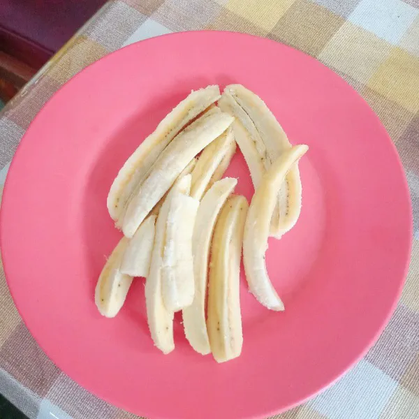 Siapkan pisang lalu potong menjadi beberapa bagian.