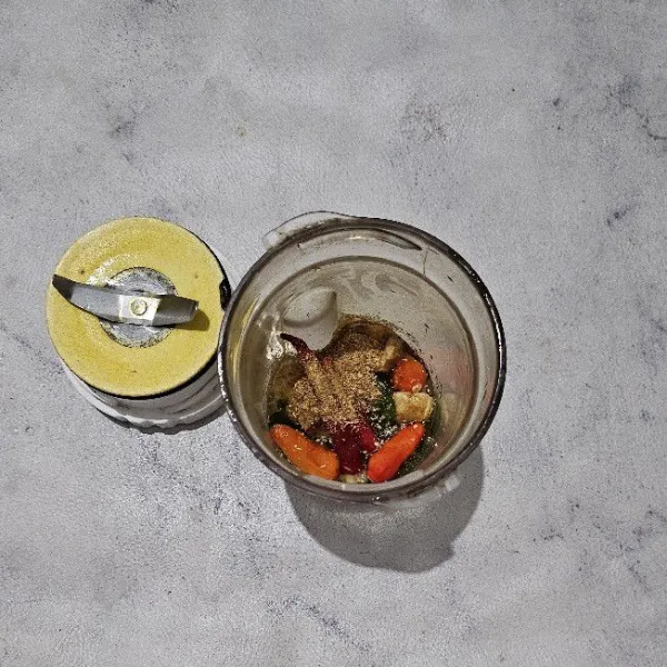 Haluskan dengan blender semua bahan bumbu halus kemudian sisihkan.