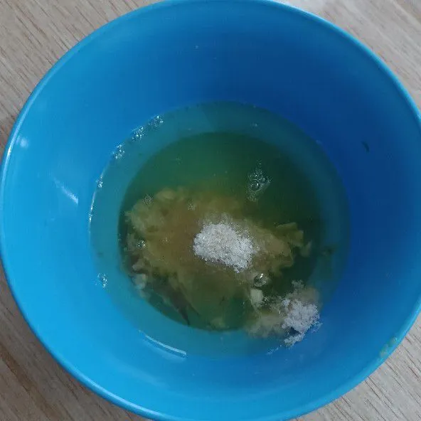Masukkan putih telur, gula dan garam dalam sebuah mangkok.