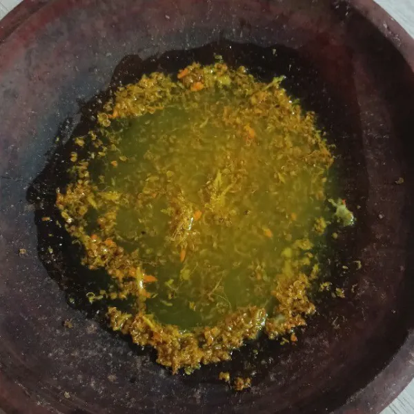 Tambahkan sedikit air untuk mempermudah proses marinasi lele untuk meresap ke dalam daging.