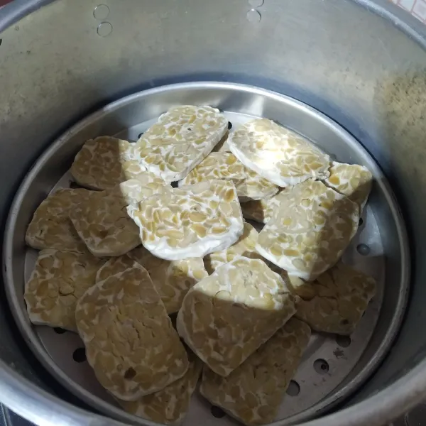 Potong-potong tempe lalu kukus selama 15 menit.