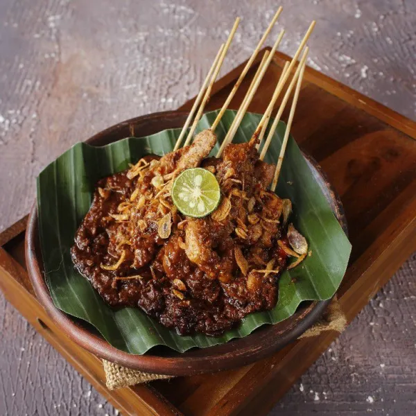 Campur bumbu kacang dengan kecap manis, aduk rata lalu siram diatas sate yang telah dipanggang, beri taburan bawang goreng dan perasan jeruk limo.