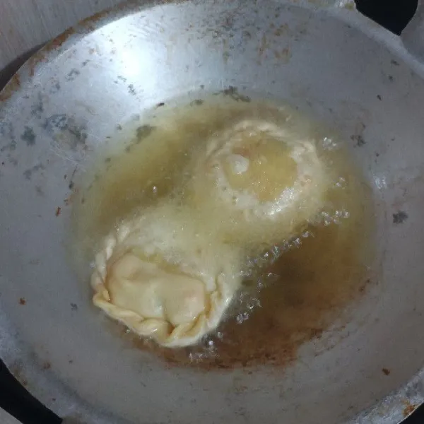 Goreng di dalam minyak panas.