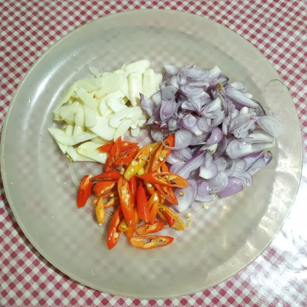 Iris tipis bawang merah, bawang putih dan cabe.