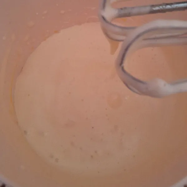 Mixer atau kocok telur dan gula hingga mengembang.