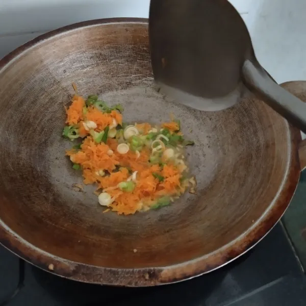Panaskan minyak goreng, tumis semua bahan yang diiris kecuali seledri, tumis hingga wangi dan tambahkan sedikit air.