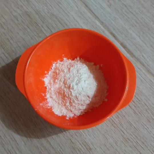 Masukkan tepung terigu protein tinggi, tepung maizena dan tepung beras dalam mangkuk.