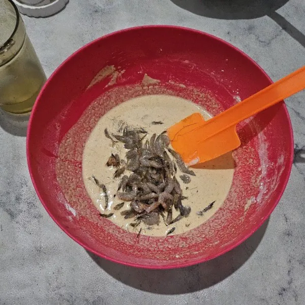 Masukkan udang peci, aduk rata.