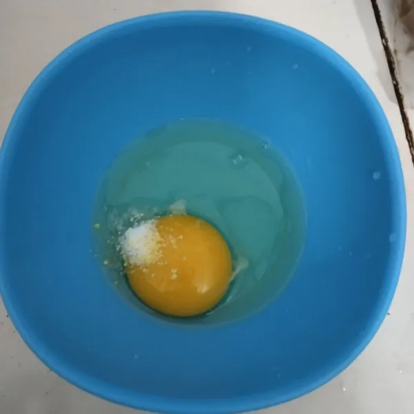 Pecahkan telur ke dalam wadah, tambahkan garam dan kaldu ayam bubuk dan kocok lepas.