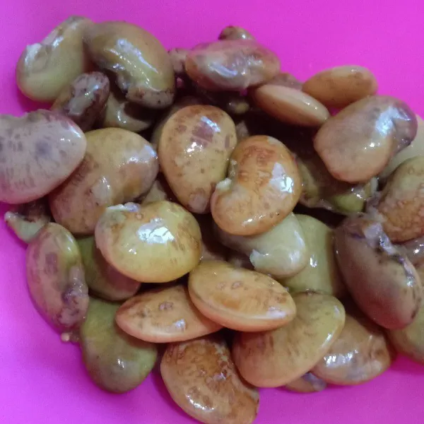 Siapkan kacang koro yang sudah direbus.