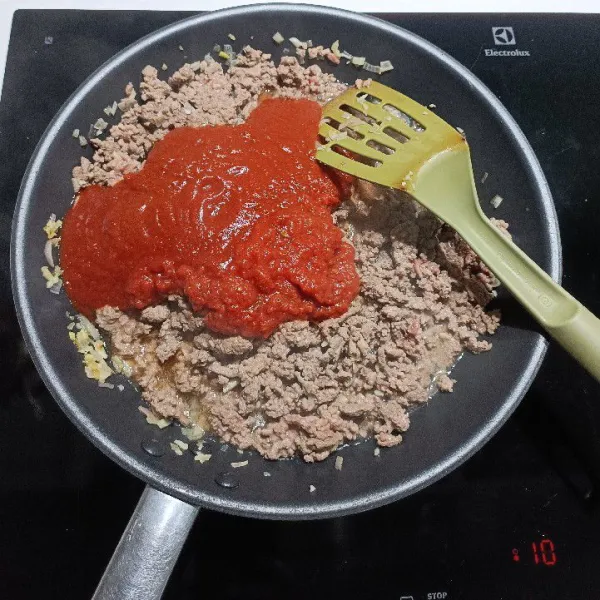 Tambahkan pasta tomat dan Italian herbs. Masak hingga mengental. Sisihkan.