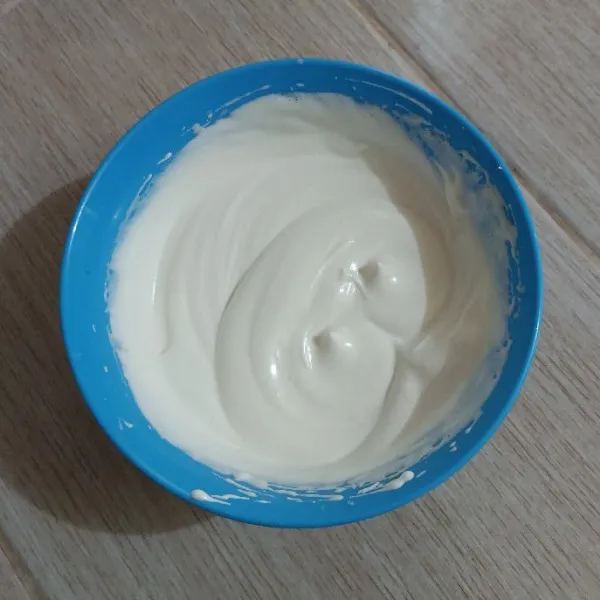 Kocok hingga putih, pucat dan mengembang.