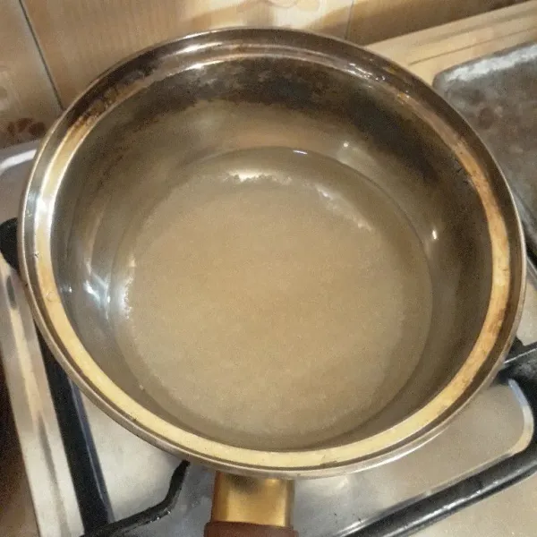 Masak gula pasir dan air hingga larut dan mendidih.