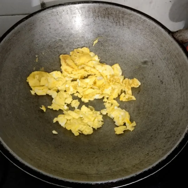 Orak arik telur lalu sisihkan, lakukan untuk semua telur.