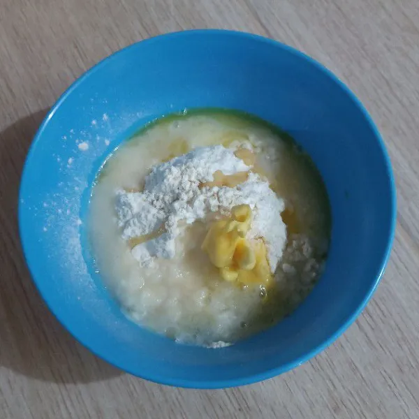 Tambahkan terigu, tepung beras, penyedap, lada bubuk, minyak goreng, air dingin dan margarin. Ulen hingga rata, diamkan selama 30 menit.