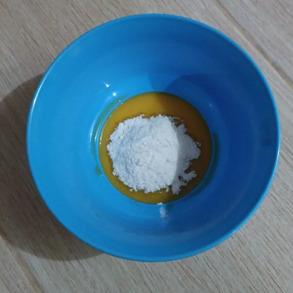 Masukkan telur dan gula pasir ke dalam sebuah mangkuk.
