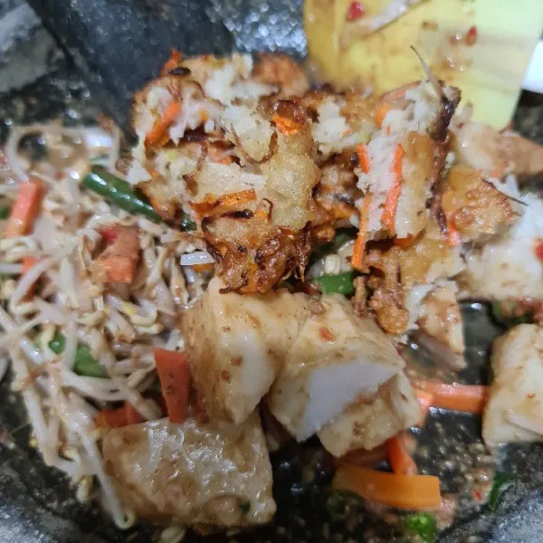 Tambahkan potongan bakwan sayur ( ote-ote ). Sajikan!