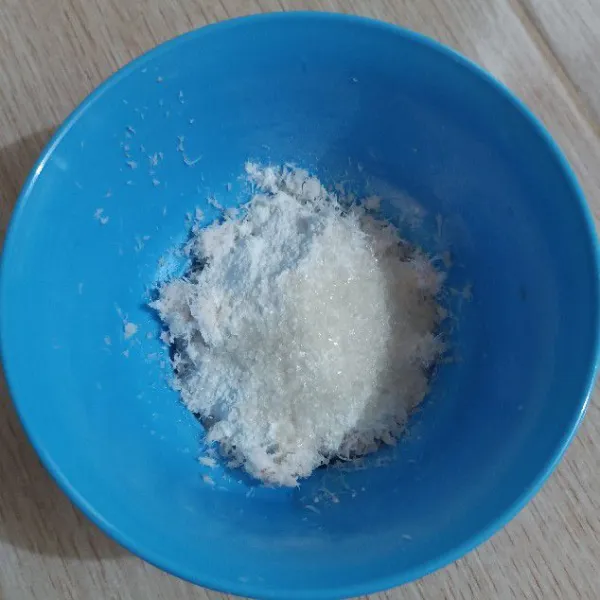 Tambahkan tepung ketan dan gula pasir.