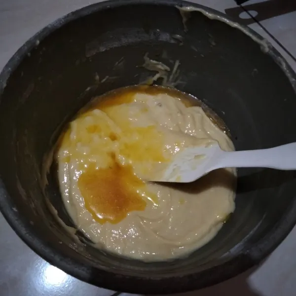 Tuang margarin leleh, lalu aduk rata menggunakan spatula hingga tidak ada yang mengendap di bawah.