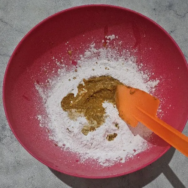 Campurkan tepung beras, tepung tapioka, bumbu halus, kaldu bubuk, garam serta merica.