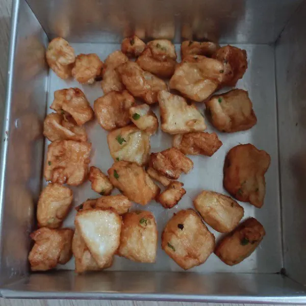 Tiriskan pempek, dinginkan atau bisa dimakan selagi hangat.