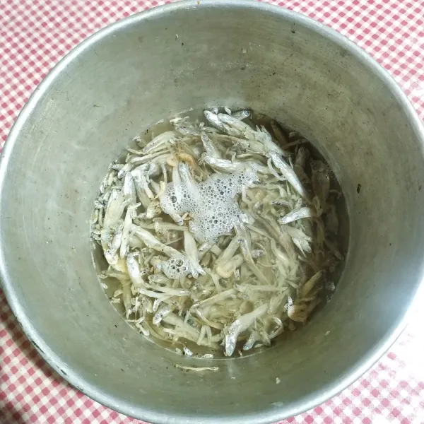 Cuci bersih ikan teri dan rendam dengan air panas selama 5 menit lalu tiriskan.