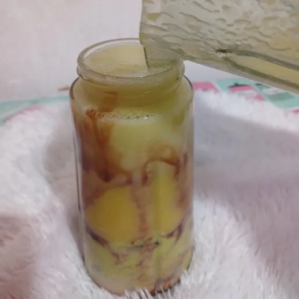 Dengan cara tang sama,  byatlah jus nanas. Masukkan nanas ke gelas blender, beri air dan gula jika nanasnya terlalu asam. Proses hingga halus. Tuang ke gelas saji.