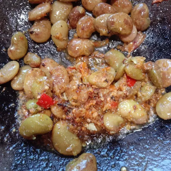 Masukkan kacang koro rebus, aduk rata.