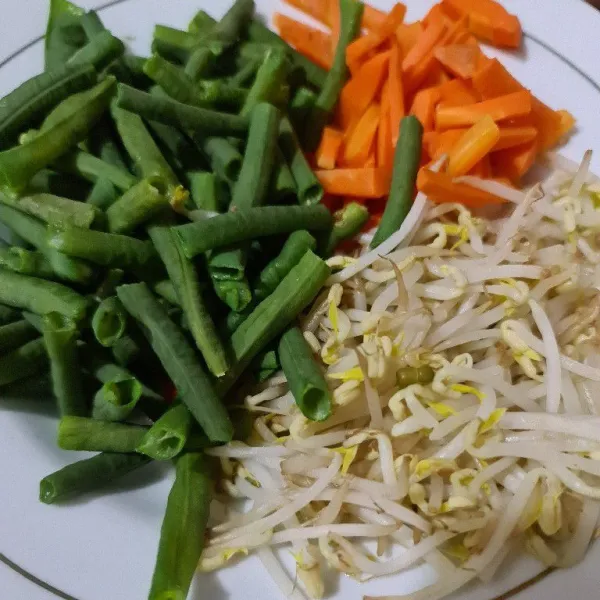 Rebus taoge, wortel dan kacang panjang. Iris kol / kubis.