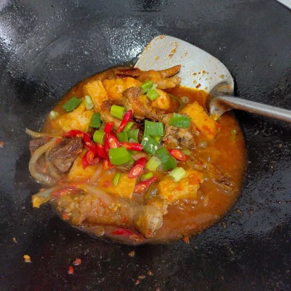 Tambahkan daun bawang iris dan cabe merah iris.
