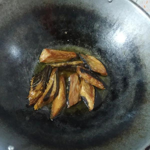 Goreng ikan pindang tongkol sampai matang.