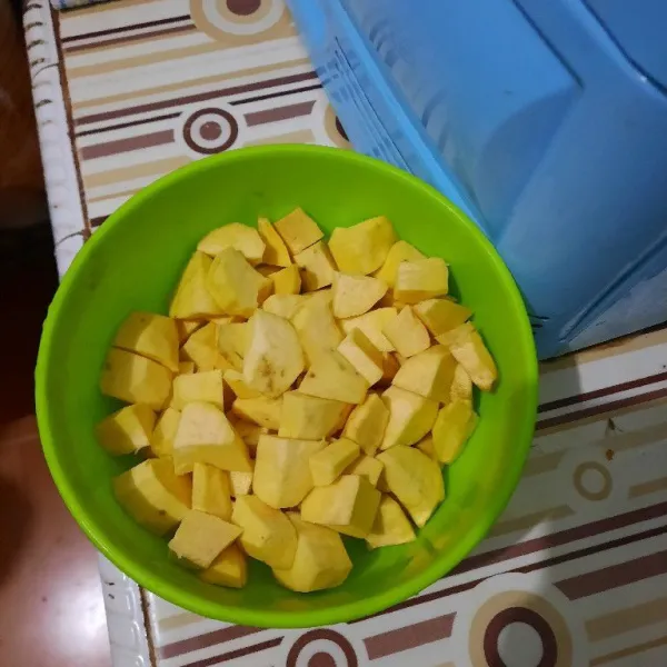 Potong dan cuci bersih ubi, kemudian kukus ubi kira-kira 30 menit.