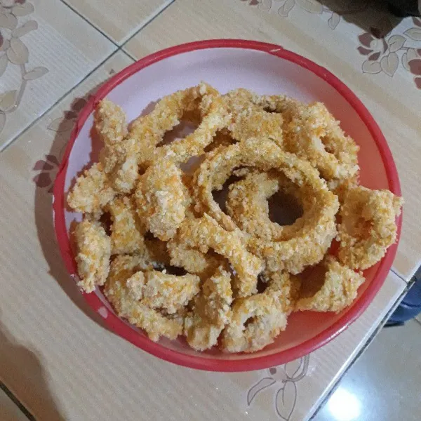 Setelah bawang bombay selesai dilapisi tepung roti, diamkan di dalam kulkas selama 30 menit.