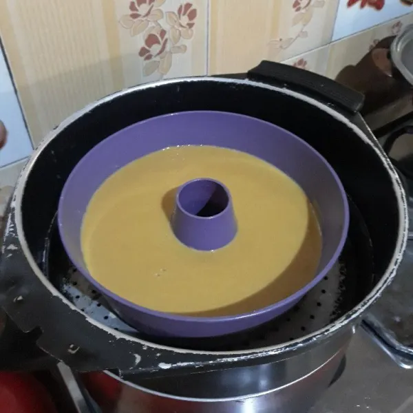 Olesi loyang dengan sedikit minyak, lalu tuang adonan dan kukus dengan api sedang ke kecil selama 35 menit. Setelah matang dan tidak panas, keluarkan dari loyang.