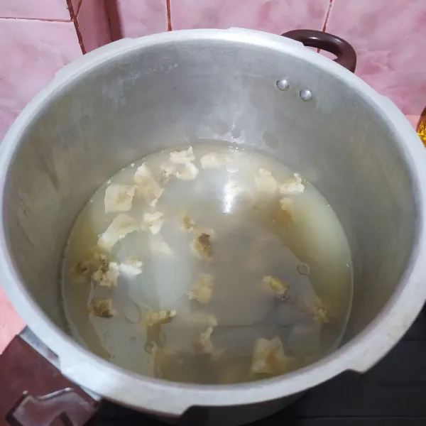 Rebus jerohan, buang air rebusannya sebanyak 2 kali lalu potong-potong.
Presto jerohan selama 30 menit, buang air rebusan.